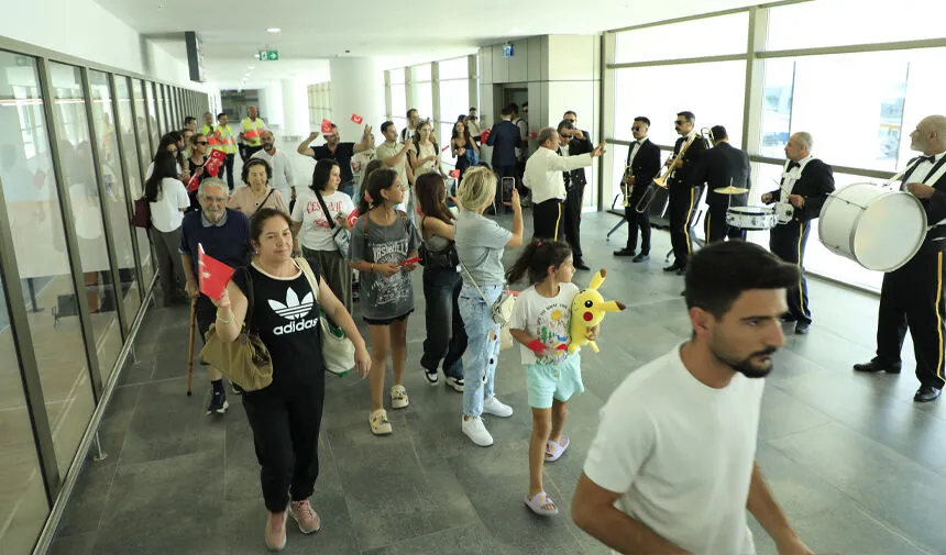 cukurova-uluslararasi-havalimaninda-30-agustos-zafer-bayrami-coskuyla-kutlandi
